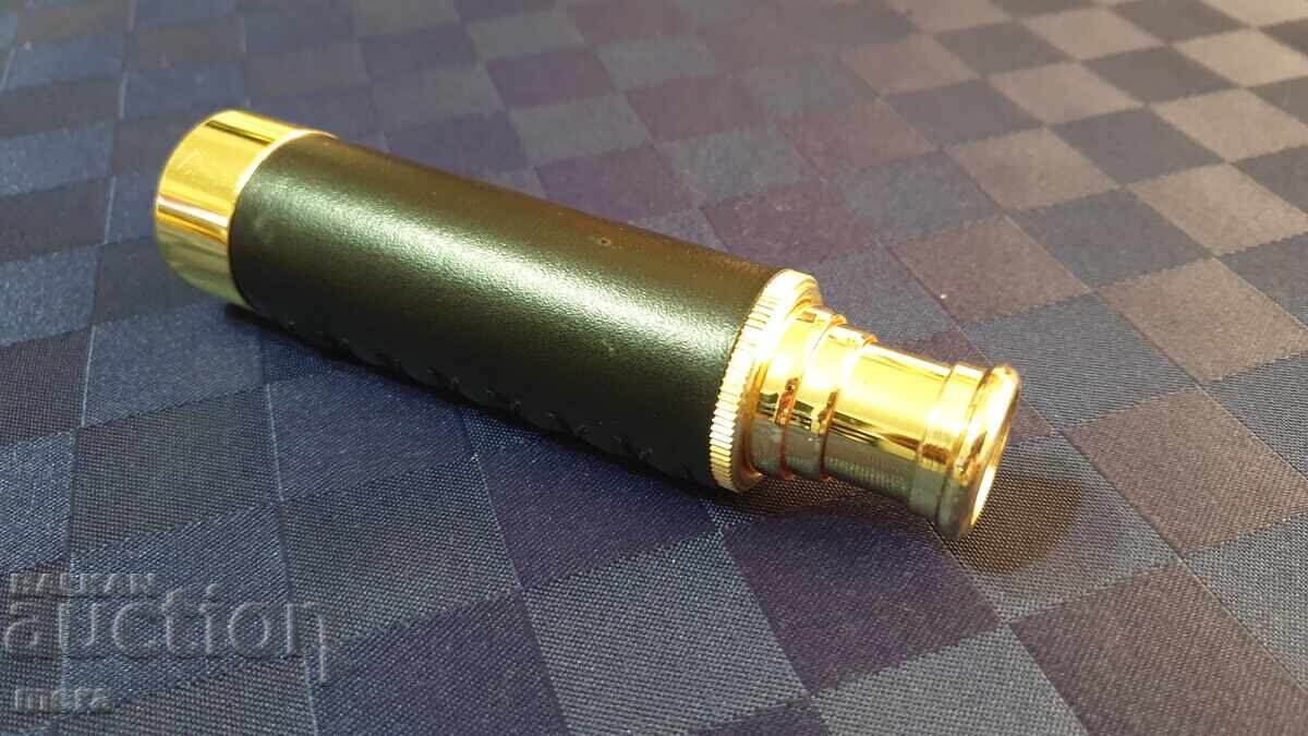 Livrarea Replica de alamă a unui telescop