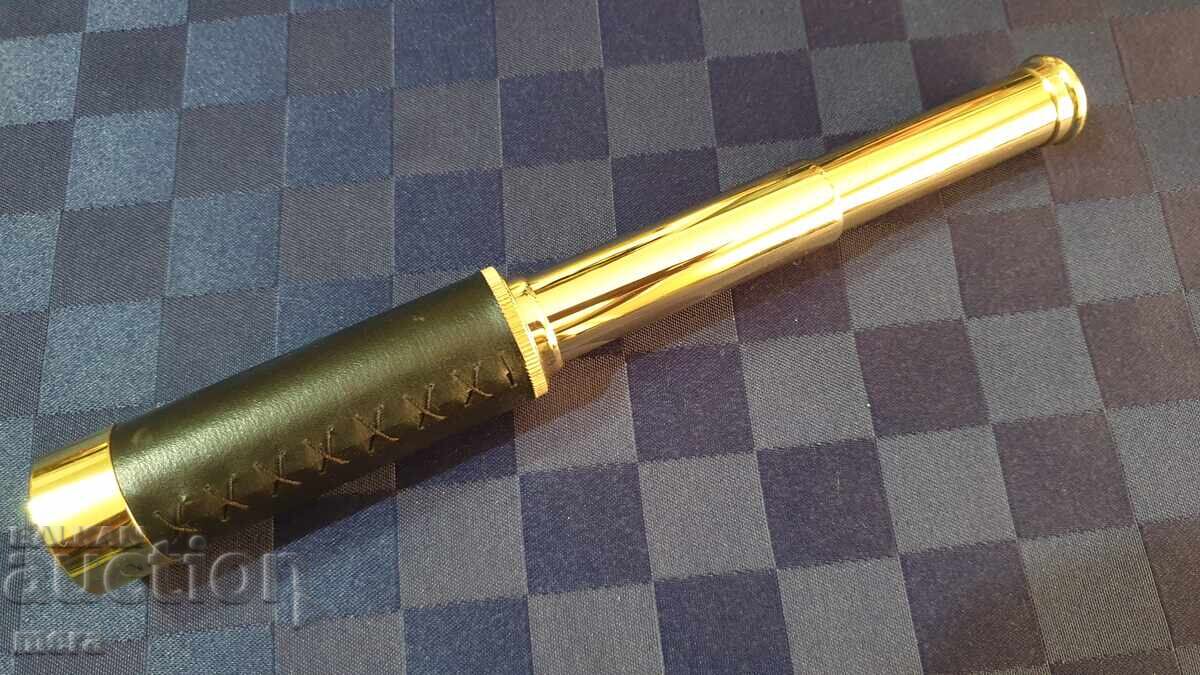 Replica de alamă a unui telescop