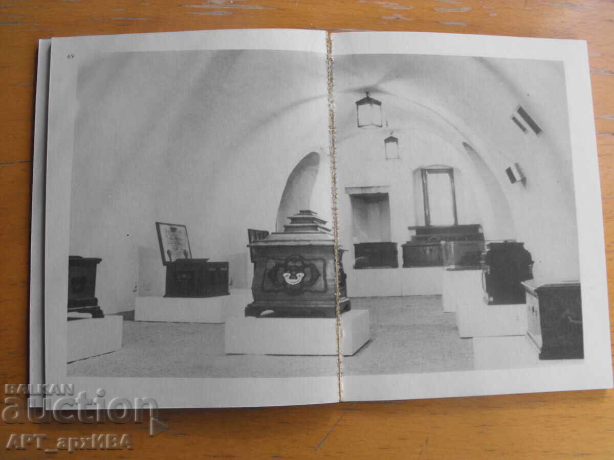 Delivery of Guide to the Museums of Tallinn /in English/