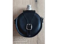 Cănuță cu husă de piele pentru cunoscători