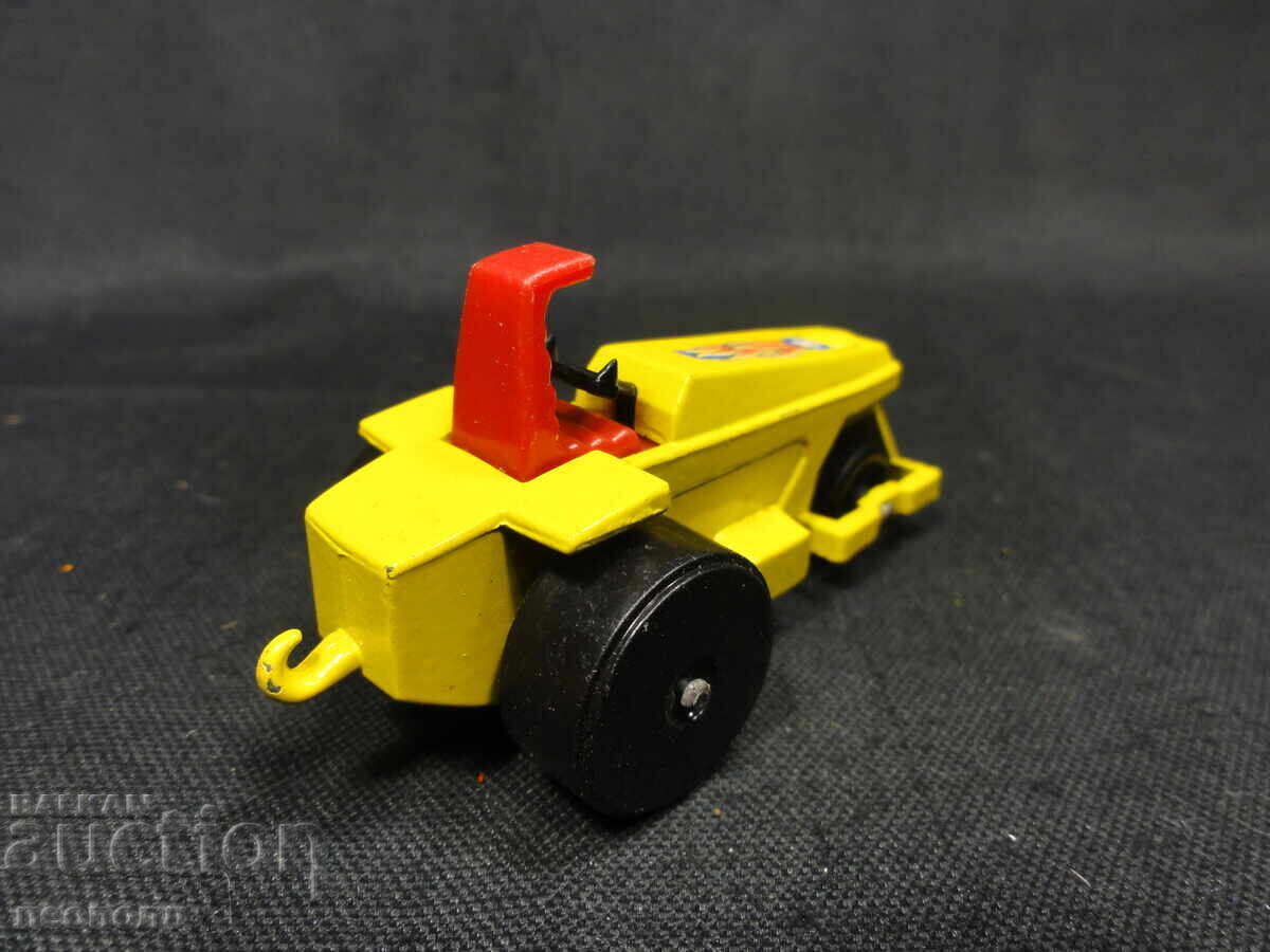 Delivery of OLD RETRO METAL CAR MATCHBOX ENGLAND ROD ROLLER