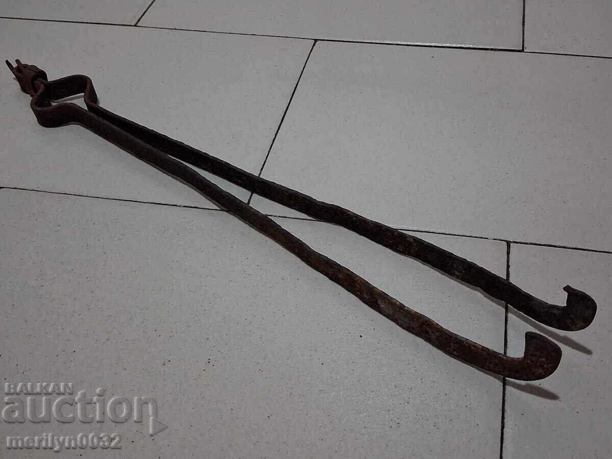 Παλιό ντιλάφι, λαβίδα, σφυρήλατο σίδερο για φούρνο με τιμή 29.00 BGN | € 14.83