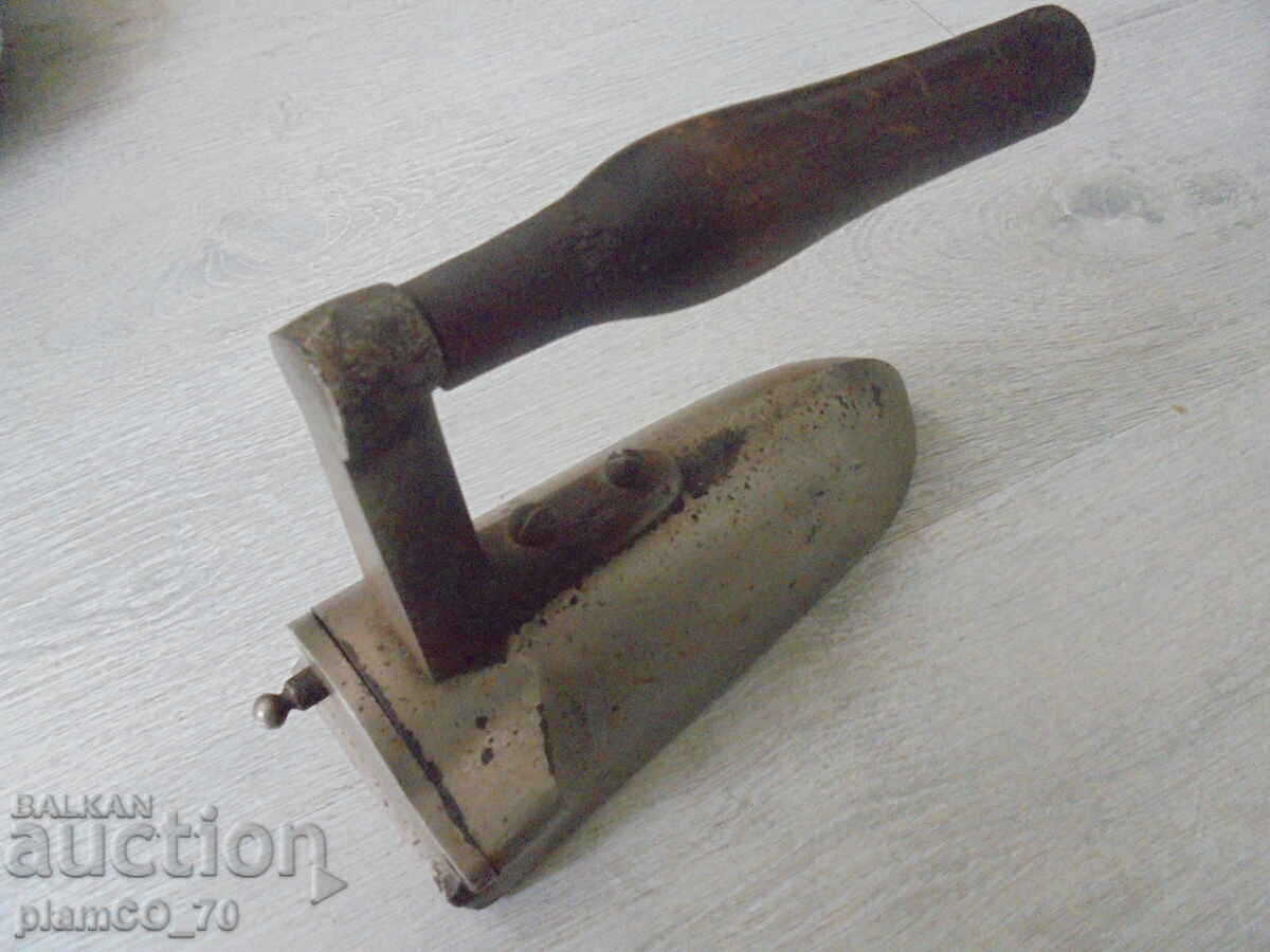 №*8247 Παλιό ρετρό σίδερο – με σιδερένια πλάκα θέρμανσης με τιμή 45.00 BGN | € 23.01 №*8247 Παλιό ρετρό σίδερο – με σιδερένια πλάκα θέρμανσης με τιμή 45.00 BGN | € 23.01