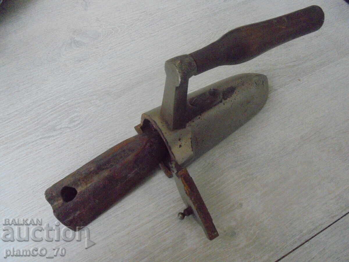 Δημοπρασία №*8247 Παλιό ρετρό σίδερο – με σιδερένια πλάκα θέρμανσης Δημοπρασία №*8247 Παλιό ρετρό σίδερο – με σιδερένια πλάκα θέρμανσης