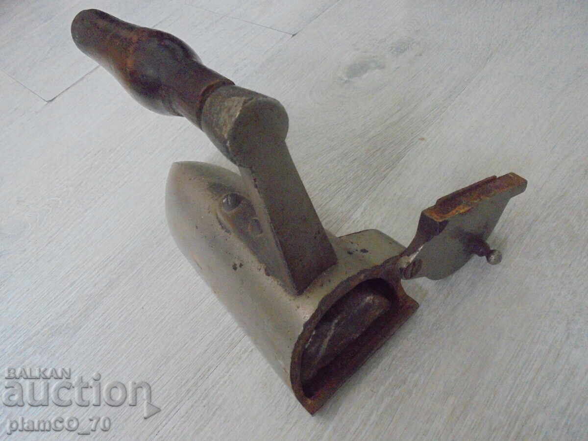 Παράδοση №*8247 Παλιό ρετρό σίδερο – με σιδερένια πλάκα θέρμανσης Παράδοση №*8247 Παλιό ρετρό σίδερο – με σιδερένια πλάκα θέρμανσης