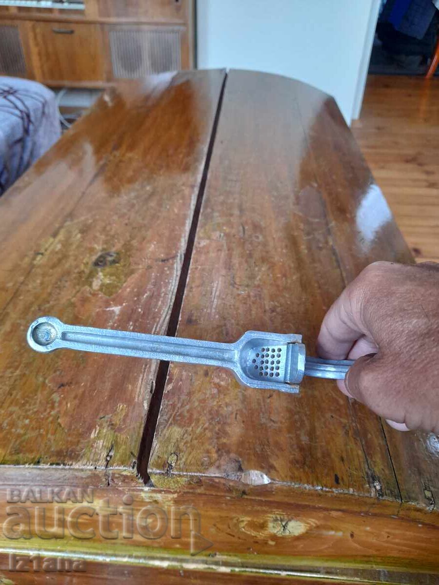 Delivery of Old aluminum garlic press