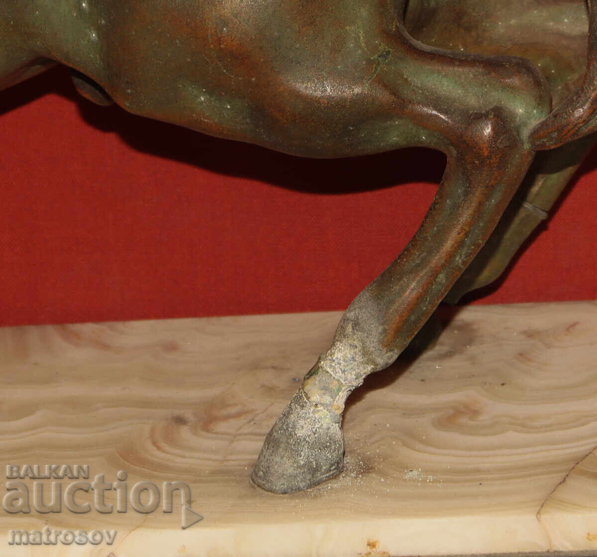 Παράδοση Μεγάλο μεταλλικό γλυπτό καλπάζοντος αλόγου