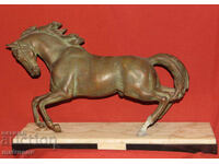 Sculptură metalică mare, cal în galop