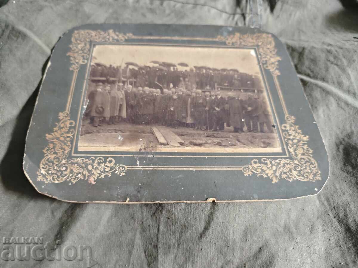 O descoperire oarecare, oameni cu umbrele O descoperire oarecare, oameni cu umbrele