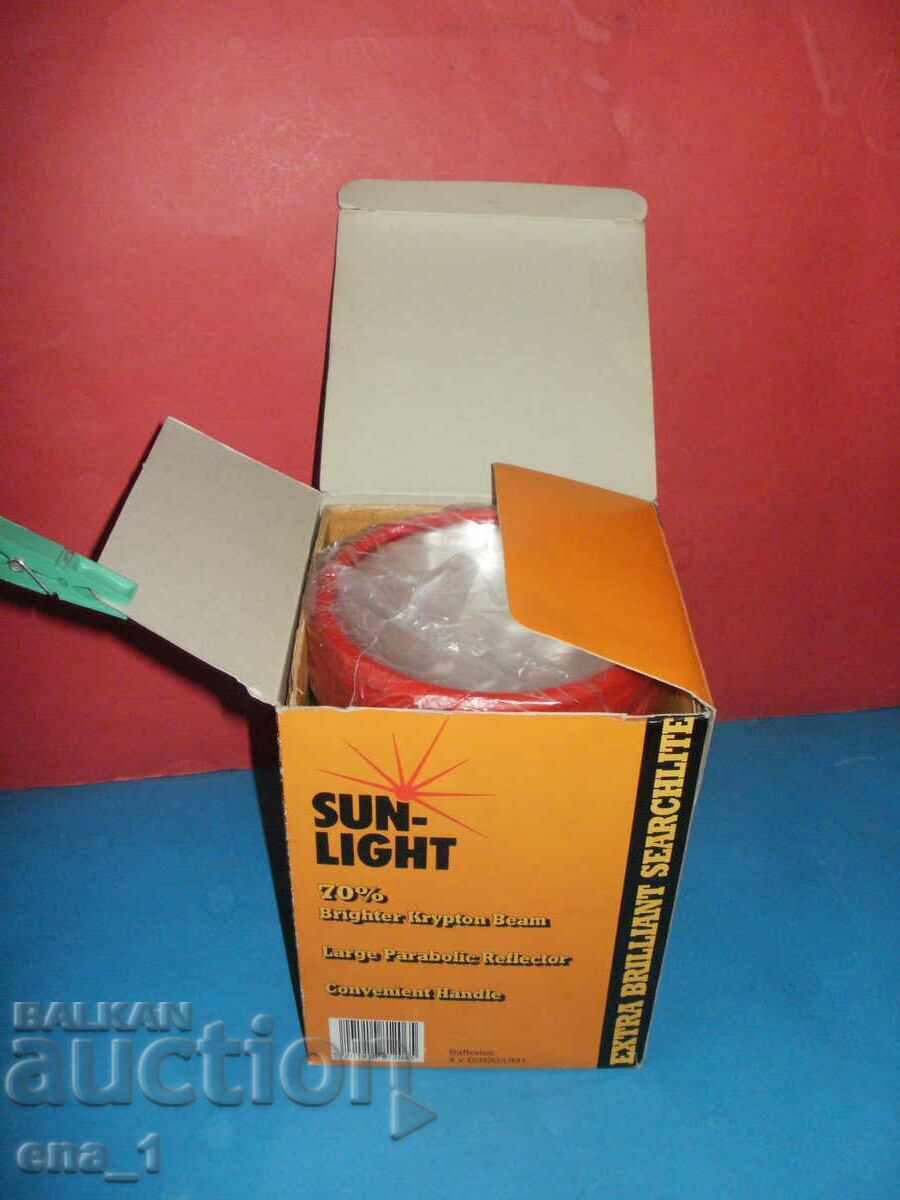 Delivery of Unused SUNLIGHT spotlight/flashlight with 4 R20 batteries