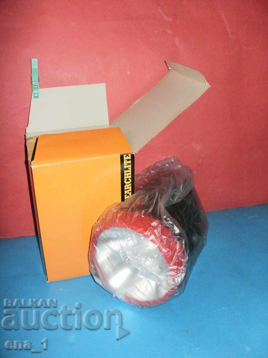 Unused SUNLIGHT spotlight/flashlight with 4 R20 batteries