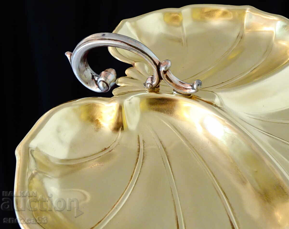 Auction Bronze plate, vine leaf, 27 cm, 440 g Auction Bronze plate, vine leaf, 27 cm, 440 g