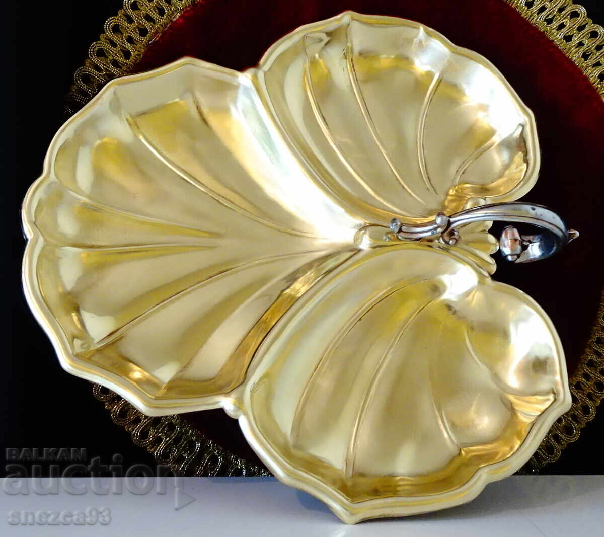 Bronze plate, vine leaf, 27 cm, 440 g Bronze plate, vine leaf, 27 cm, 440 g