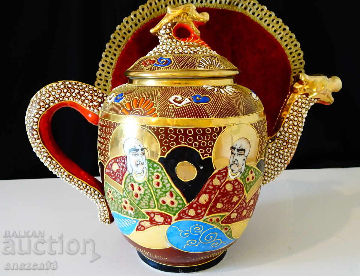 Auction  Japanese Satsuma porcelain, Dragon, gold, 1.5 liters