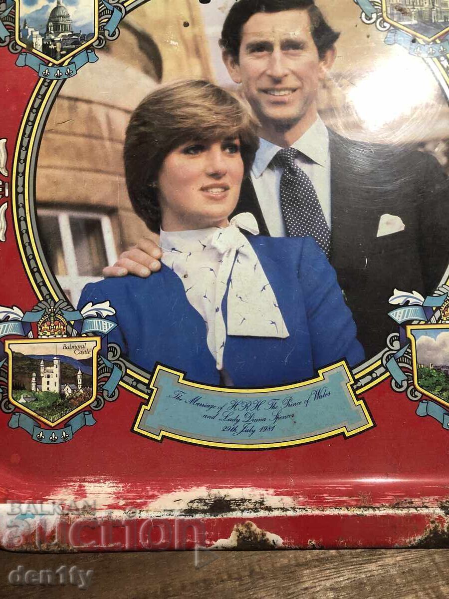 метална поднос Чарлз и Даяна - 1981 г кралското семейство с цена 15.00 лв. | € 7.67