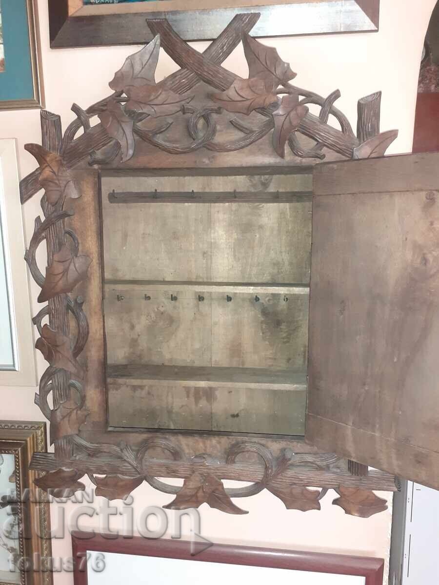 Vechi dulap rar antic din lemn pentru chei Pădurea Neagră cu preț 1790.00 BGN | € 915.21