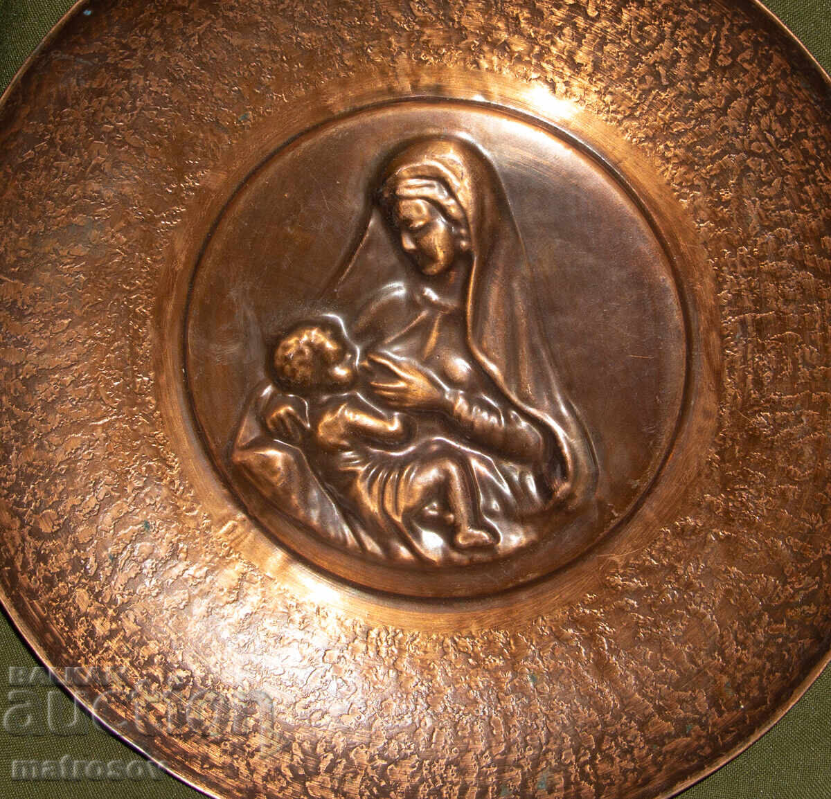 Μετάλλιο με ανάγλυφο της Παναγίας με τον Χριστό με τιμή 100.00 BGN | € 51.13 Μετάλλιο με ανάγλυφο της Παναγίας με τον Χριστό με τιμή 100.00 BGN | € 51.13