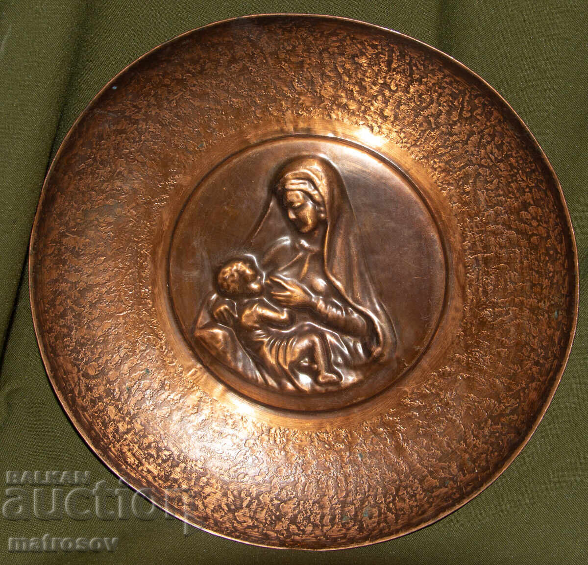 Παράδοση Μετάλλιο με ανάγλυφο της Παναγίας με τον Χριστό Παράδοση Μετάλλιο με ανάγλυφο της Παναγίας με τον Χριστό