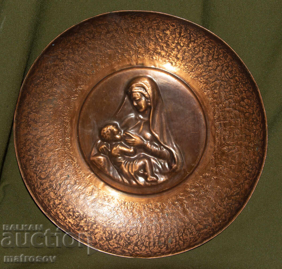 Μετάλλιο με ανάγλυφο της Παναγίας με τον Χριστό Μετάλλιο με ανάγλυφο της Παναγίας με τον Χριστό