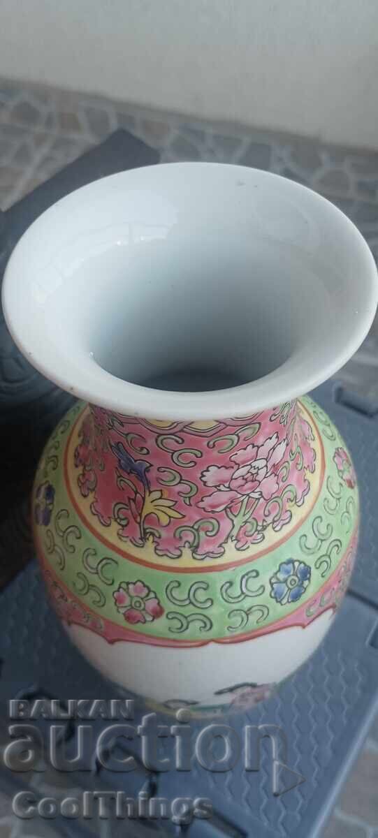 Frumoasa vaza marcata din portelan cu preț 40.00 BGN | € 20.45 Frumoasa vaza marcata din portelan cu preț 40.00 BGN | € 20.45