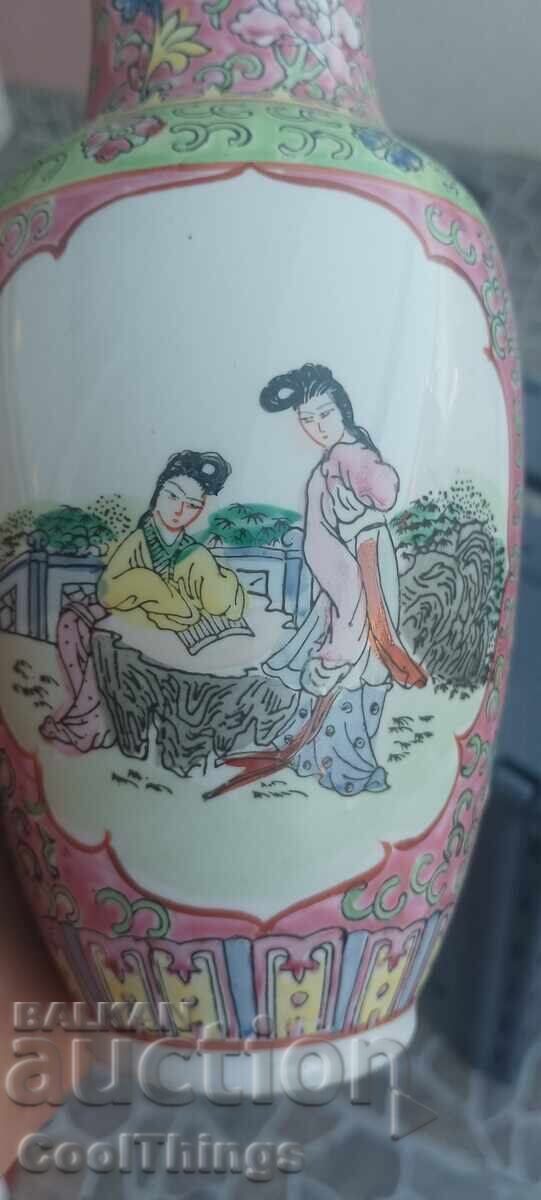 Livrarea Frumoasa vaza marcata din portelan Livrarea Frumoasa vaza marcata din portelan