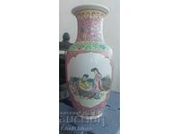 Frumoasa vaza marcata din portelan