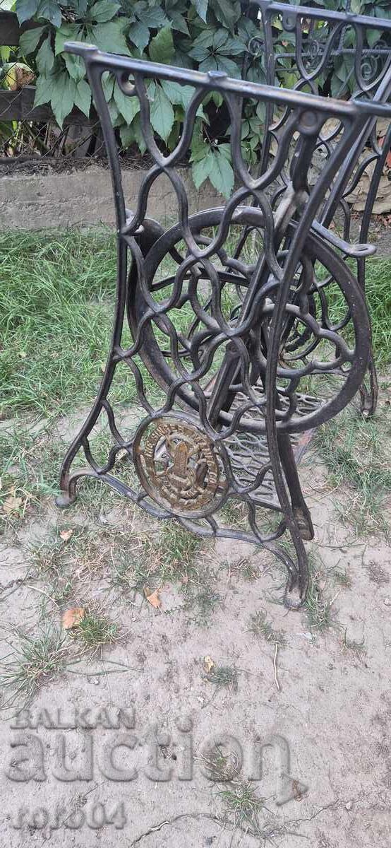 SINGER - SINGER - PICIOARE cu preț 135.00 BGN | € 69.02