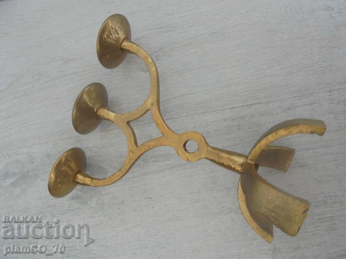 Δημοπρασία №*8253 Παλιό μεταλλικό / μπρούτζινο κηροπήγιο Δημοπρασία №*8253 Παλιό μεταλλικό / μπρούτζινο κηροπήγιο