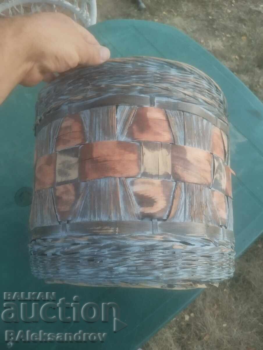 A large wicker basket - 6