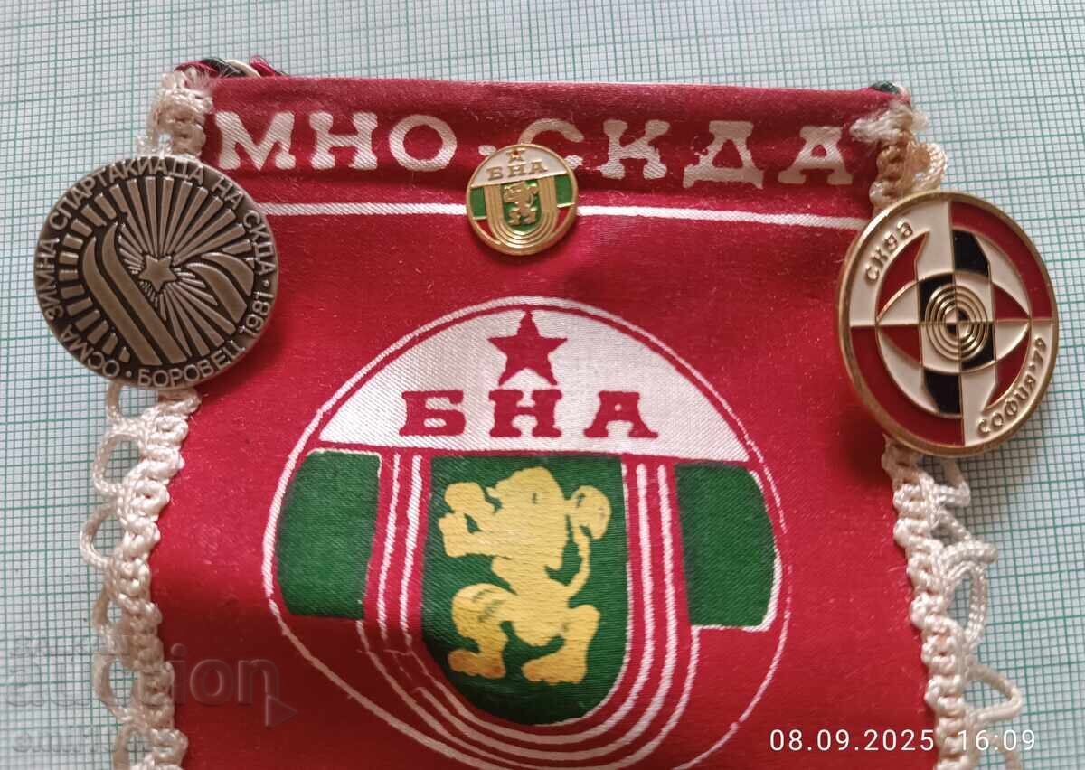 Flag with 3 BNA MNO SKDA badges - 5
