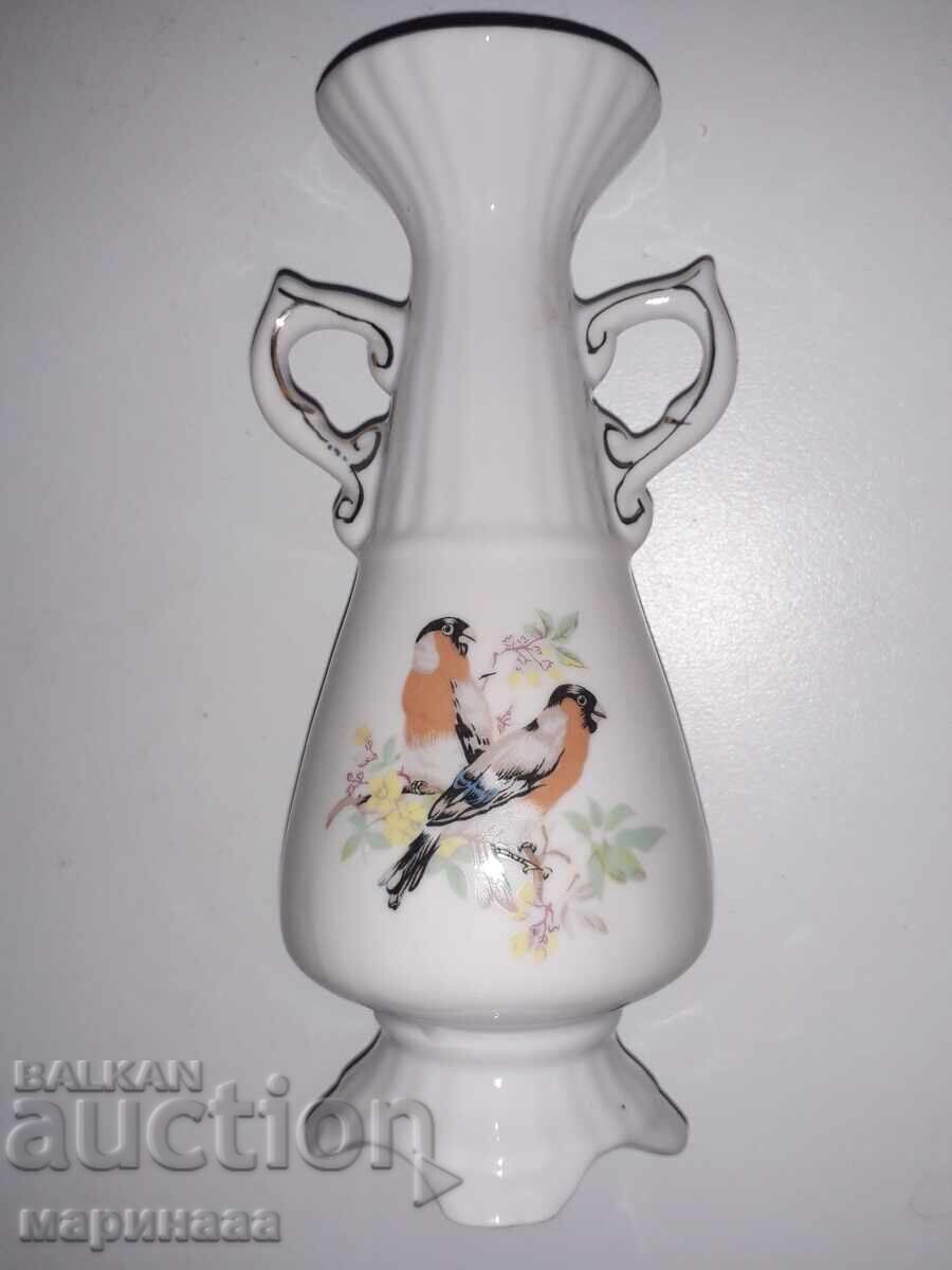 VASE. PORCELAIN. GOLDEN EDGE