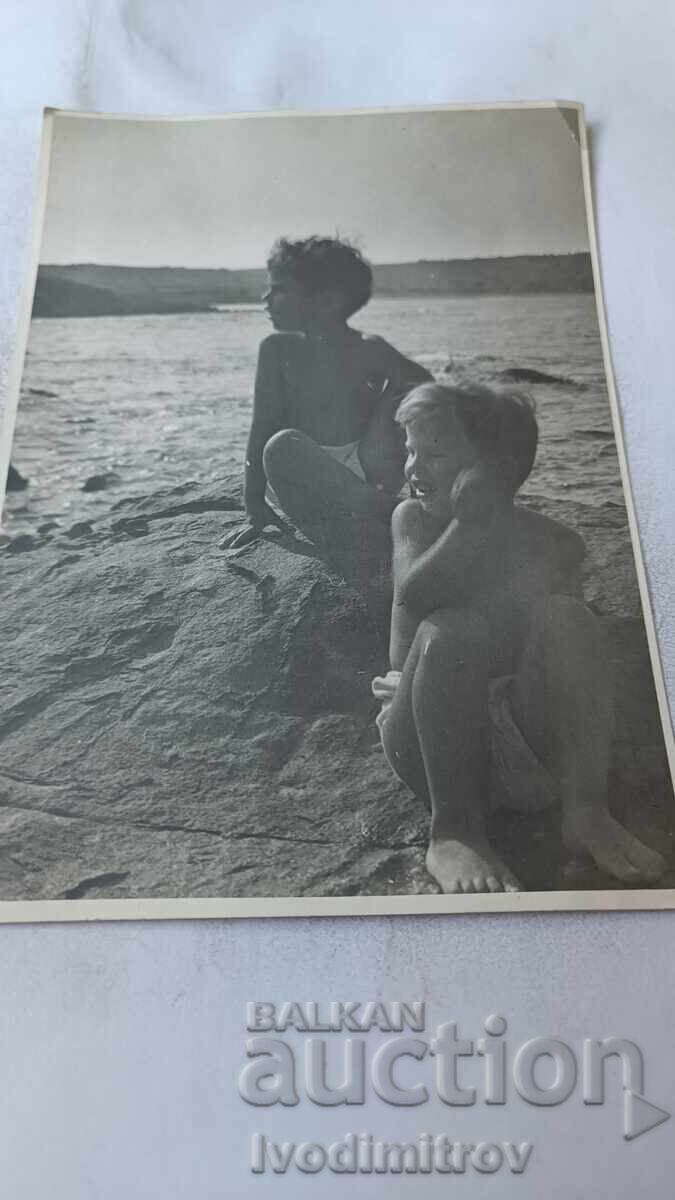 Снимка Коренята Две момчета на скала покрай морето 1960