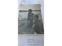 Φωτογραφία Κορεnyaτα Δύο αγόρια σε βράχο δίπλα στη θάλασσα 1960