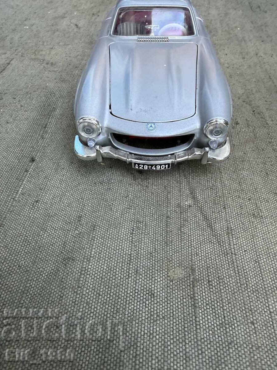 Mașinuță de colecție Mercedes SL300 cu preț € 65.00 | 127.13 BGN
