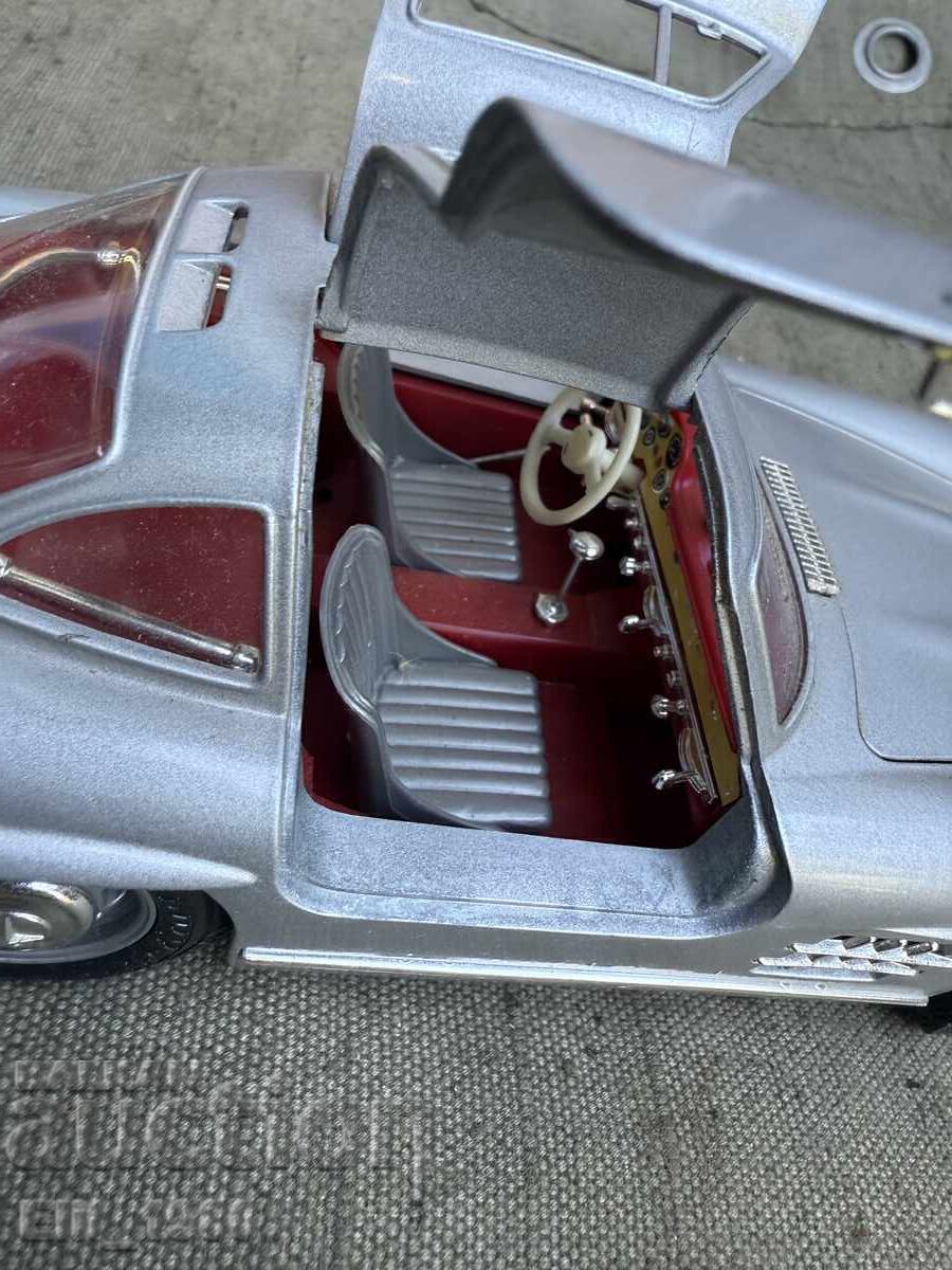 Livrarea Mașinuță de colecție Mercedes SL300