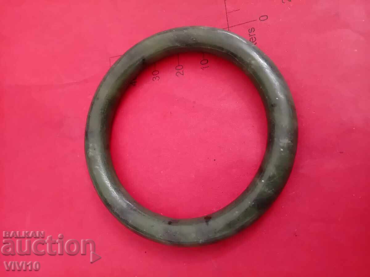 Αρχαίο βραχιόλι από νεφρίτη