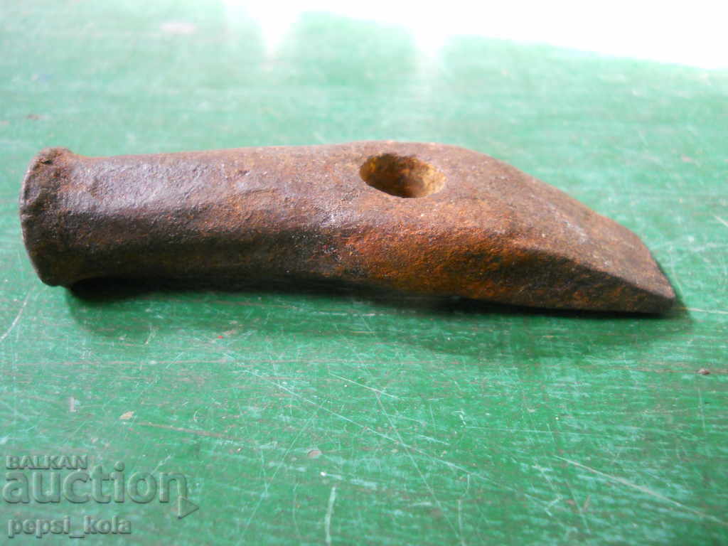 Старо занаятчийско чукче с цена 8.00 лв. | € 4.09 Старо занаятчийско чукче с цена 8.00 лв. | € 4.09