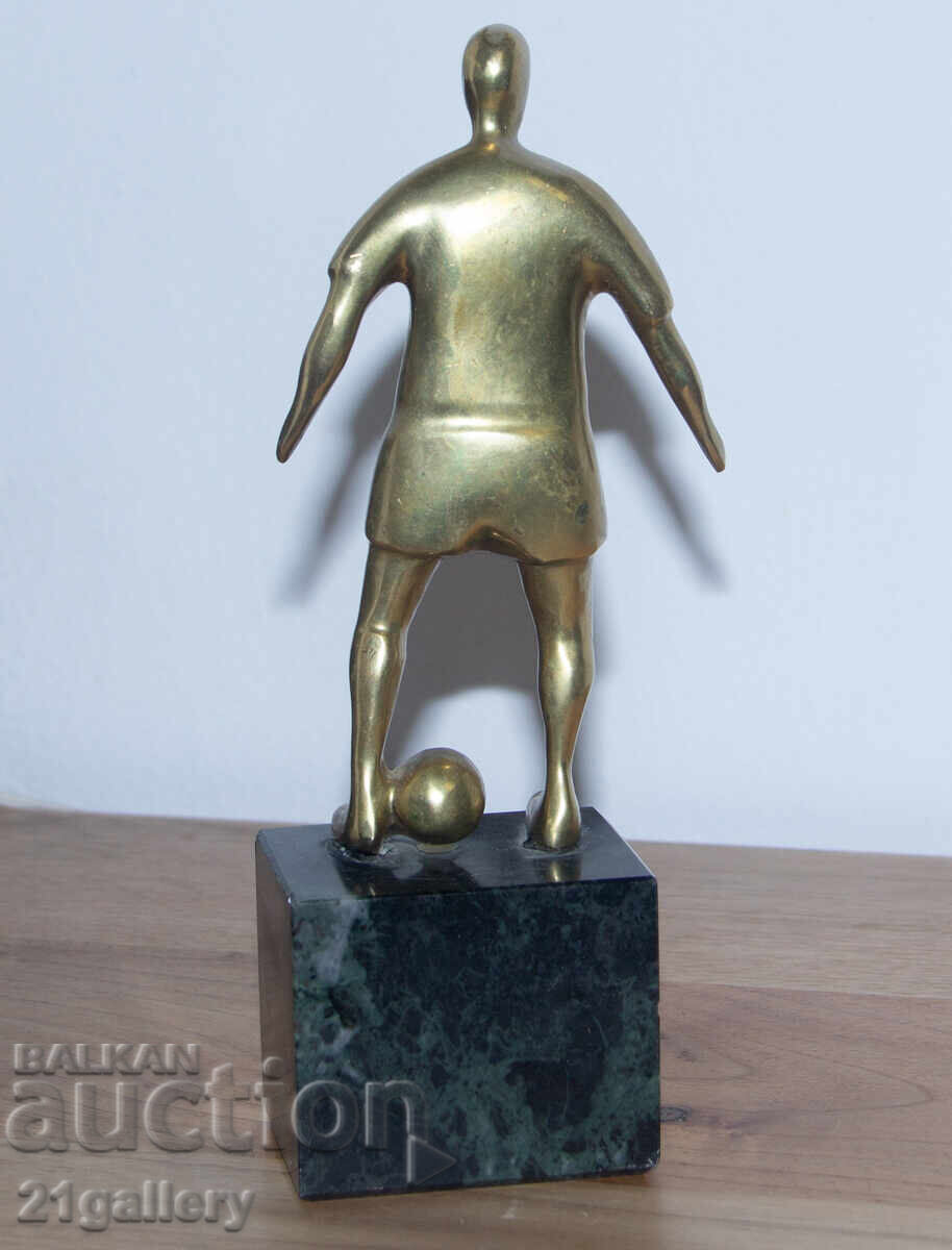 Παράδοση Αυθεντικό χάλκινο γλυπτό, πλαστικό, ποδοσφαιριστής με μπάλα