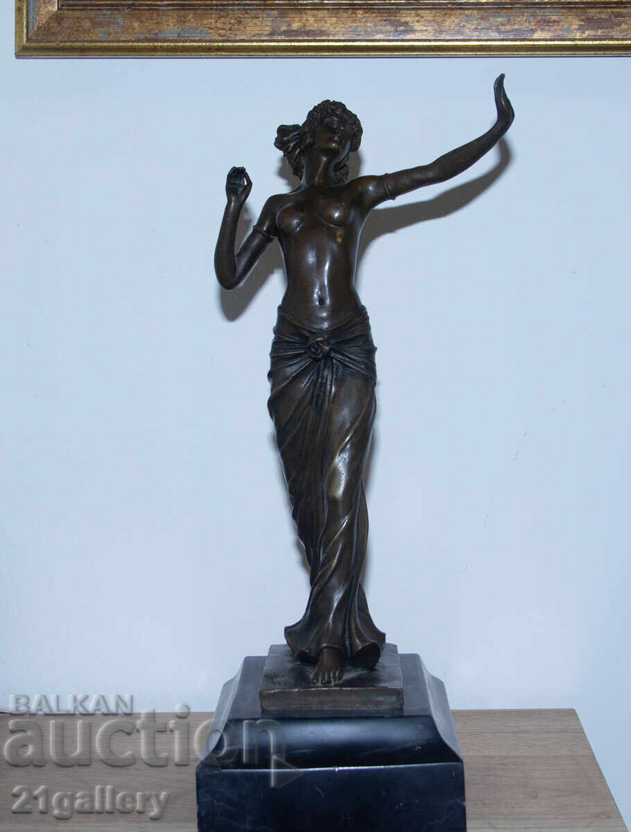 Art Nouveau, sculptură veche din bronz, statuie femeie cu preț 2500.00 BGN | € 1278.23