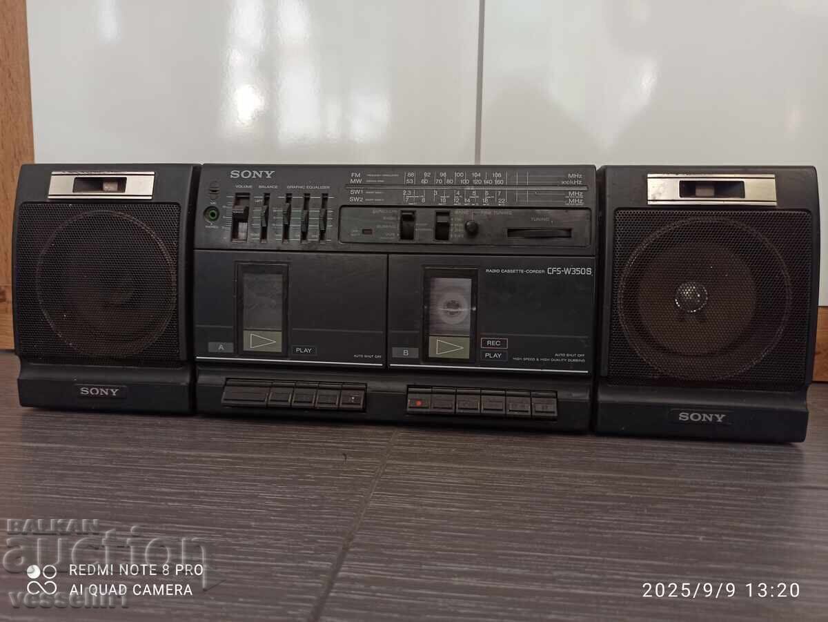 Old radio cassette recorder Sony CFS-W350S, the radio works