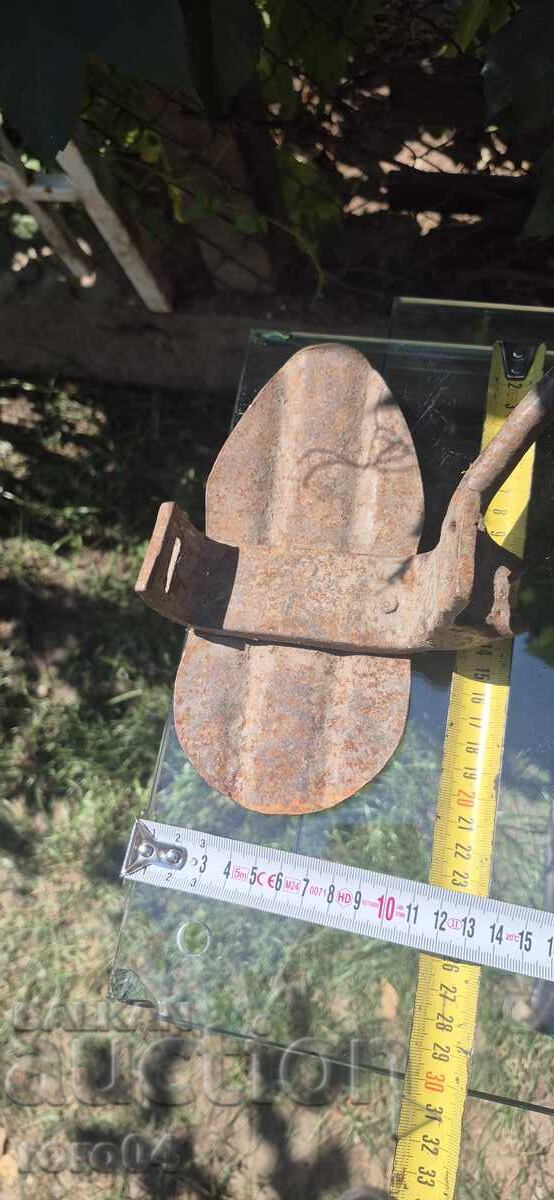 Delivery of Old Climbing Skates for Climbing Ladders