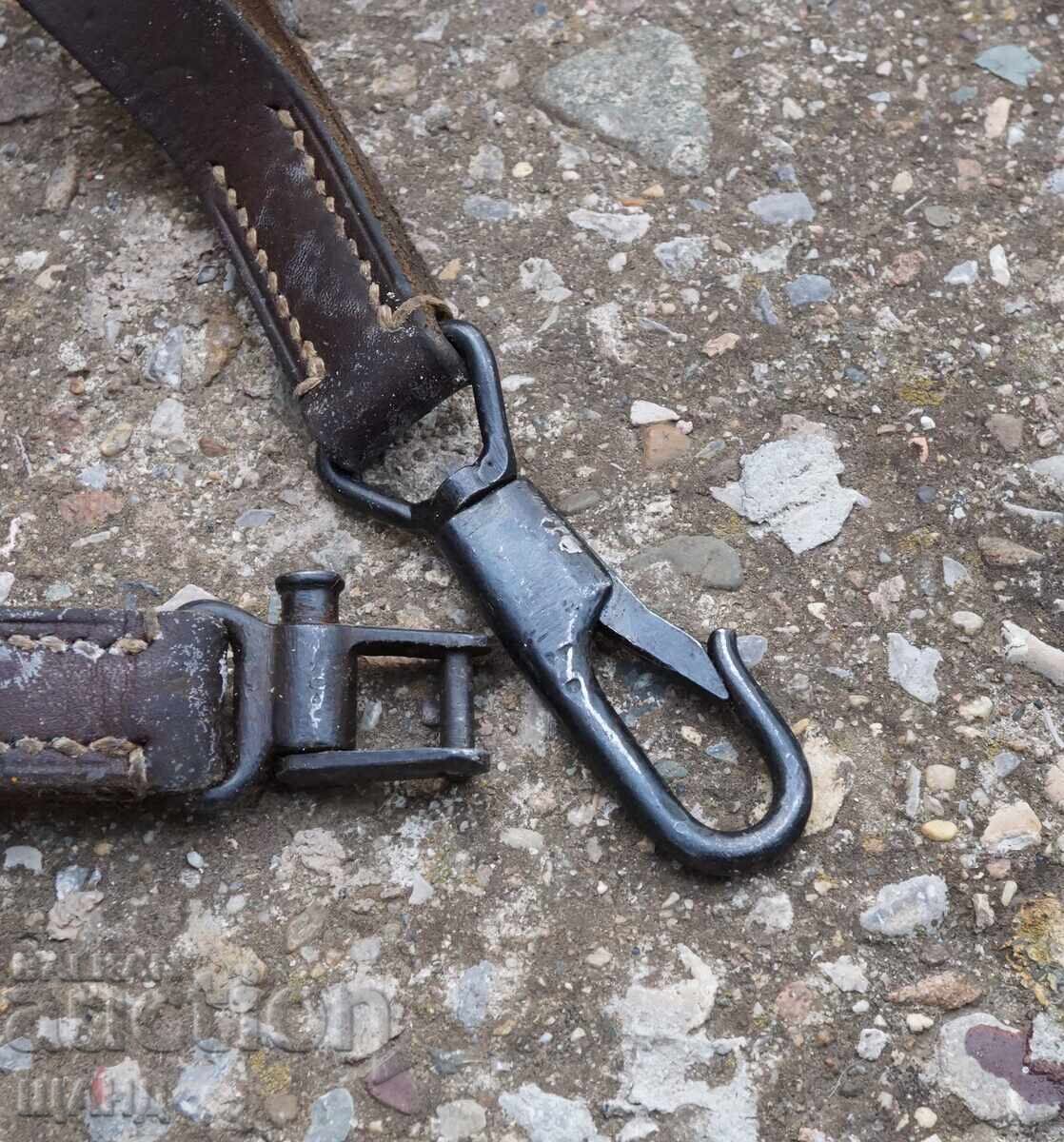Licitație Curea veche din piele, curea pentru pușca mitralieră