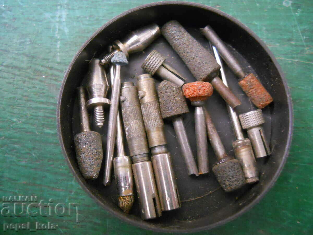 Sandpaper and Chucks for a Handheld Sander