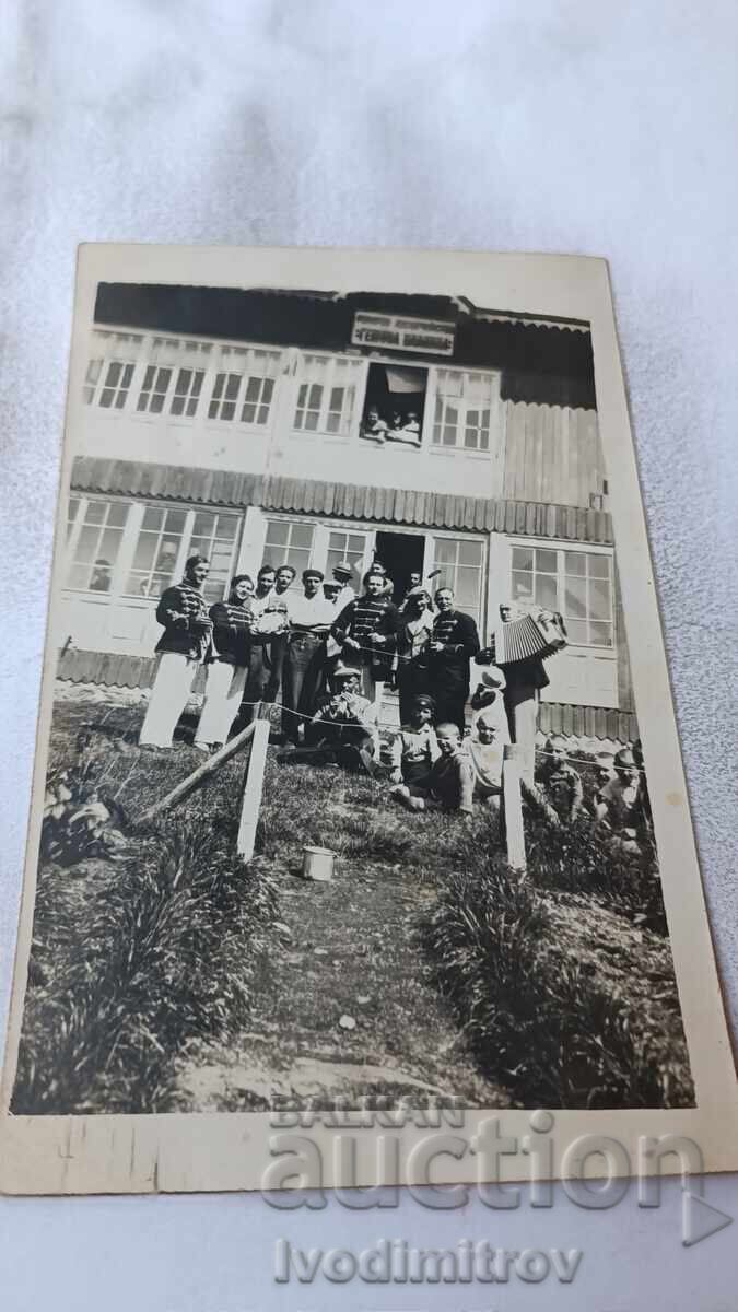 Φωτογραφία Άνδρες και παιδιά μπροστά από το δασονομείο Ρεβίρνο Γκέσόβα Πλανίνα Φωτογραφία Άνδρες και παιδιά μπροστά από το δασονομείο Ρεβίρνο Γκέσόβα Πλανίνα