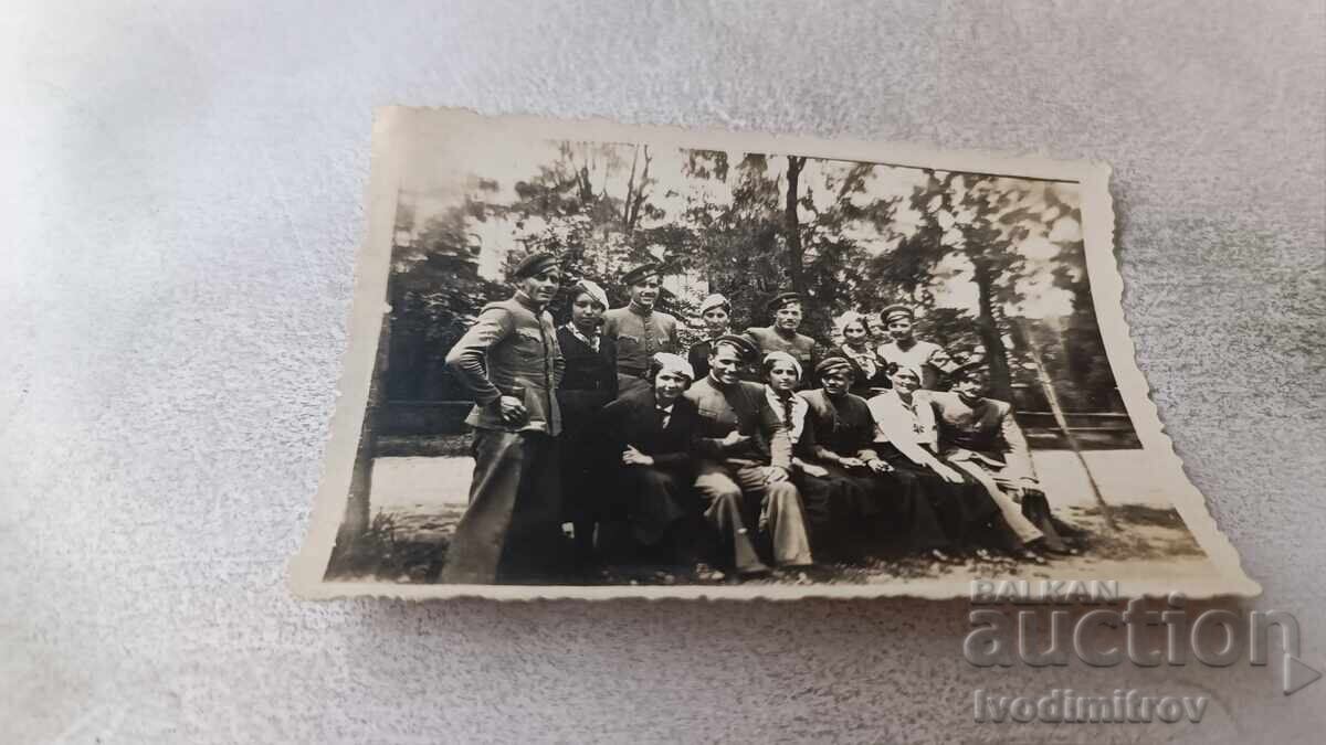 Photo Ruse Students in the park 1936