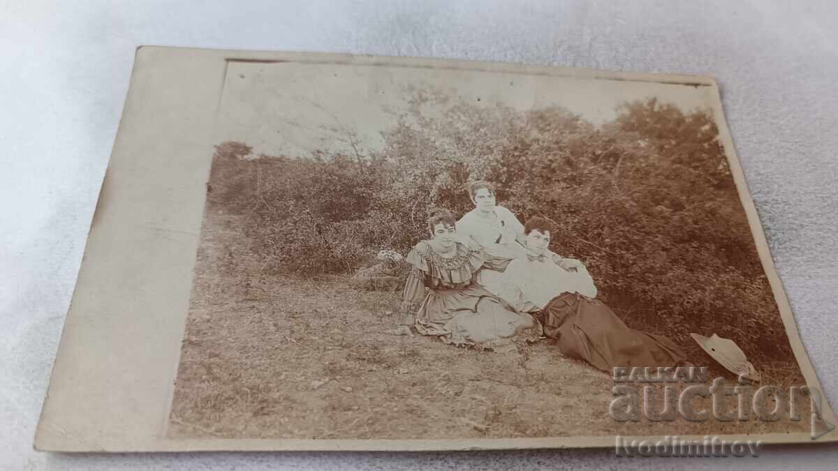 Photograph Gorna Oryahovitsa Three young girls 1918