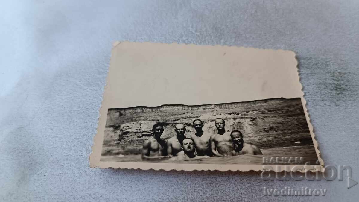 Снимка Мъже в морето Снимка Мъже в морето