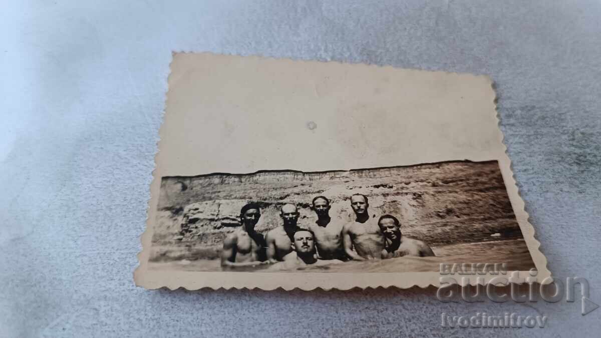 Снимка Мъже в морето Снимка Мъже в морето