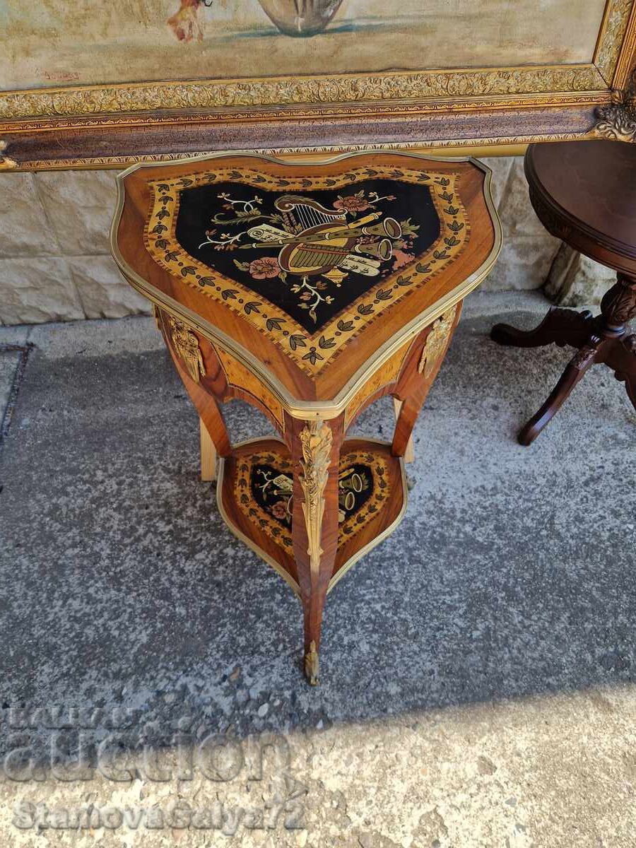 Măsuță înaltă superbă, antică, barocă, franceză cu preț 784.00 BGN | € 400.85 Măsuță înaltă superbă, antică, barocă, franceză cu preț 784.00 BGN | € 400.85