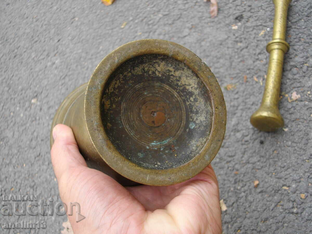 OLD BRONZE MORTAR AND PESTLE - 6 OLD BRONZE MORTAR AND PESTLE - 6